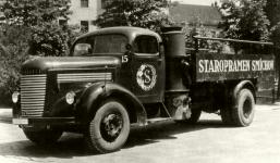 V roce 1941 byl realizován prototyp Praga NDgs s dřevoplynovým generátorem. Ze snímku je zřejmé, že vůz s valníkem, upraveným pro transport sudů, byl prodán smíchovskému pivovaru.