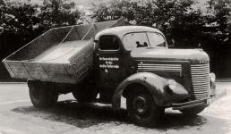 Třístranný sklápěč s dřevěnou korbou na podvozku s kratším rozvorem vyrobený koncem roku 1939.