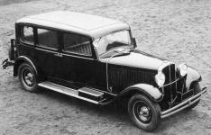 Tovární snímek sedmisedadlové limuzíny s prosklenou (odsouvací) dělící stěnou za řidičem - archiv Hošťálek