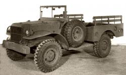 Základní provedení nové třičtvrtětuny Dodge WC-51 z roku 1942. Na snímku jsou patrné zvednuté laťové opěrky lavic – jediné, co na voze bylo ze dřeva…