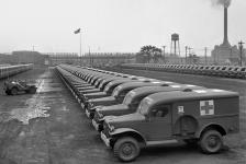 Známá tovární fotografie seřazených sanitních vozů, připravených k převzetí armádním zástupcem.