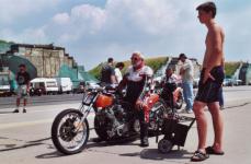 Rychle jezd�m r�d - tady p�i z�vodech motocyklov�ch dragster�.