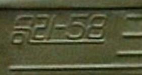 Prolisovaný nápis Sungri-58 na bočním plechu kapoty.
