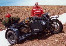 ...a s v�le�n�m ter�nn�m sidecarem BMW R 75 ve sn�hem i v l�t� pokryt�ch kopc�ch Andorry.