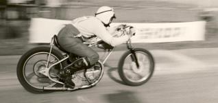 Holice 1977 - Petr Ho���lek v kategorie Spec��l�, prvn�, koho napadlo pou��t motor z plochodr�n�ho Esa...