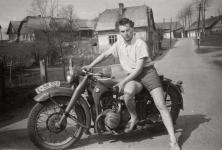 Se svm prvnm motocyklem BMW ve Smr v roce 1946...