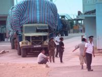 Dvanctitunov valnk KrAZ 257 se tymi pln naloenmi vleky za sebou, jak projd celnic mezi mongolskm hraninm mstekem Zamyn-Uud a nskm Erenhotem (foto Holek 2005).