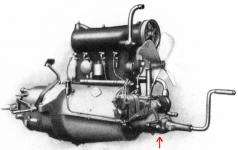 Motor typu T v provedení pro nákladní vůz měl čtyřlistou vrtuli chladiče a v přední části (viz šipka) regulátor otáček.