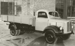 Povlen Borgward B 3000 s dieselovm motorem a retuovanou maskou z roku 1949, fotografovan v arelu tovrny.