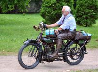 Autor �l�nku na dvouv�lcov�m �emenov�m motocyklu NSU 4 PS z roku 1923