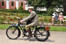 Dvoutaktn� anglick� motocykl Clyno v z�meck�m parku...