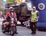 Clov jzda 100 let AKRs (2004) - Petr Holek se strojem Harley-Davidson 42 WLC.