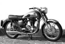 Norton ES 2 � no �ekn�te sami, nen� to p�eci jen trochu jin� technick� �rove� i elegance?