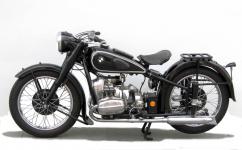 Autor�v BMW R 66 z p�edv�le�n�ch let.