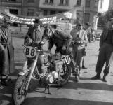 Hurikan 003 v Heinzov� motocyklov� sout�i v roce 1950 � na sn�mku Vladislav Vlk v �asov� kontrole v Karlov�ch Varech.