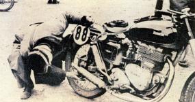 Dobov�ch fotografi� je m�lo - tohle je sn�mek z Heinzovy motocyklov�  sout�e, uve�ejn�n� v �asopisu Motocykl v roce 1951.