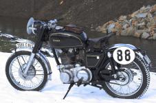 Paradox: v pades�t�ch letech byly zimn� gumy pro motocykl norm�ln�, viz zadn� Ba�a Polar. Dnes jsou p�edepsan�, ale pro motocykly je nikdo nevyr�b�