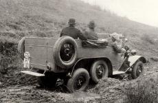 Zkouka Tatry T 26/30 break v ternu v roce 1929. Armda poadovala dv rezervy  tady jsou vzadu, po stranch karoserie. Uprosted zadn stny jsou nstupn dvee pro posdku a pod nimi dkladn devn stupk.