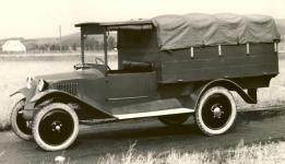 Tatra 13 - valník s pevnou střechou řidiče a krycí plachtou v provedení z roku 1926.