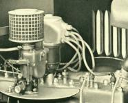 Kvůli odrušení mělo magneto v radiovozu rozdělovací hlavici překrytou hliníkovým krytem, z něhož byly kabely ke stíněným svíčkám vedeny  v kovových „punčoškách“ s převlečnými maticemi.