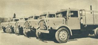 Výstřižek z jednoho z prvních ročníků časopisu Svět Motorů – řada vojenských náklaďáků Csepel D 350 (s obrysovými lampičkami a poklopy na kabinách) při přejímce.