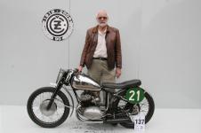 Za Jiho�esk� motocyklov� museum Petr Ho���lek se strojem Petr�k Special 2 x �Z 125 ccm 1949 (foto �t�ch).