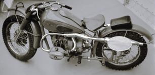 U� b�n� p��ky �id�tek (ne obr�cen� BMW), lev� byla na v�stav� �patn� nainstalovan�. Pro� na motokrosu zadn� stupa�ky? (foto Ho���lek)